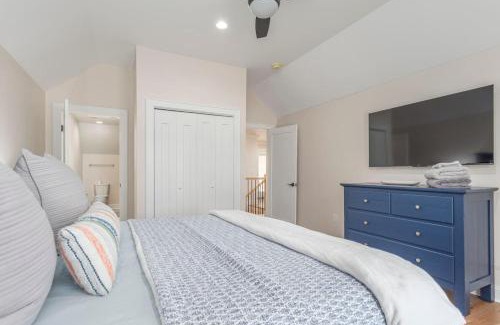 Travelers Rest House | Brand New Modern House - Walk to Main Street