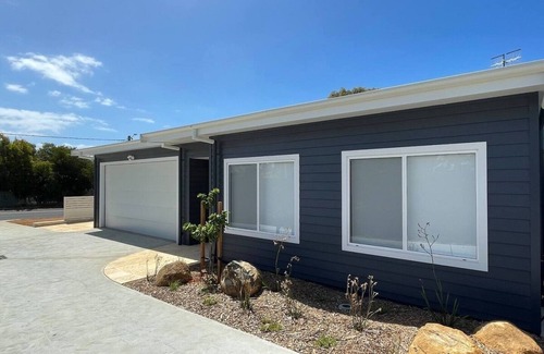 Augusta House | Brand new modern house minutes walk to the Blackwood River.