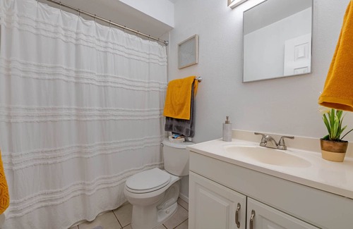 Orlando House | BRAND NEW PAINTED VACATION HOME (Minutes to UCF)