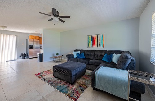 Orlando House | BRAND NEW PAINTED VACATION HOME (Minutes to UCF)