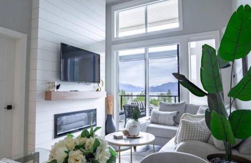 Harrison Hot Springs House | Brand New Penthouse with Lake and Mtn Views
