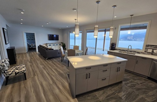 Okanagan-Similkameen Bed & Breakfast | Brand new property! Spacious! Big patio! Surrounded by vineyards! 180⁰ lake view