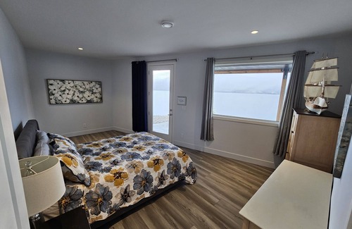 Okanagan-Similkameen Bed & Breakfast | Brand new property! Spacious! Big patio! Surrounded by vineyards! 180⁰ lake view