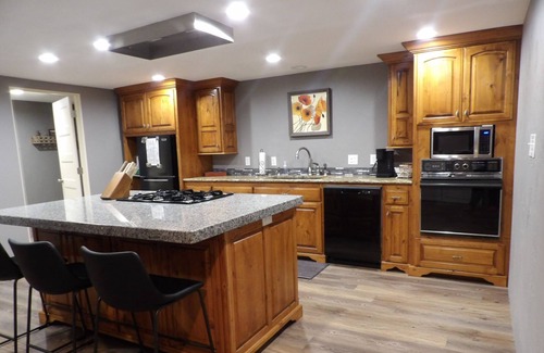 Joplin Apartment | Brand new quiet and secluded, upstairs apartment with full amenities and deck.