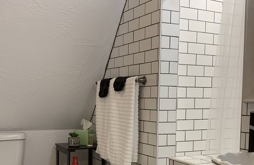 Joplin Apartment | Brand new quiet and secluded, upstairs apartment with full amenities and deck.