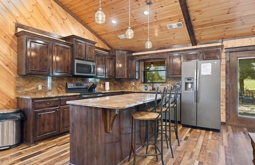 Golden Cabin | Brand New Secluded Cabin with Meadow Views