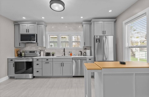 Appleton House | Brand New! Sleeps 10! 4 Min to Downtown Appleton!