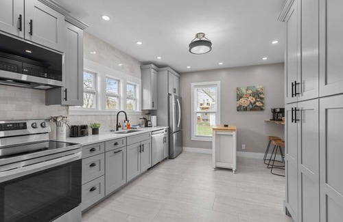 Appleton House | Brand New! Sleeps 10! 4 Min to Downtown Appleton!