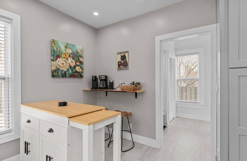 Appleton House | Brand New! Sleeps 10! 4 Min to Downtown Appleton!