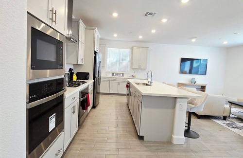 Roseville House | Brand New Spacious 4-BR house in lovely Roseville