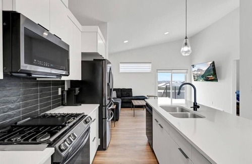 Grande Prairie House | Brand new Stunning Airbnb 3 bed with garage.