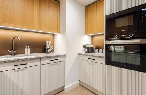 Wapping Apartment | Brand New Superior 3 Bed Apartment by Tower Bridge with AC