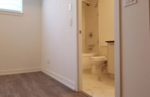 North York House | Brand new townhouse. Whole floor to yourself and private bathroom with tub.