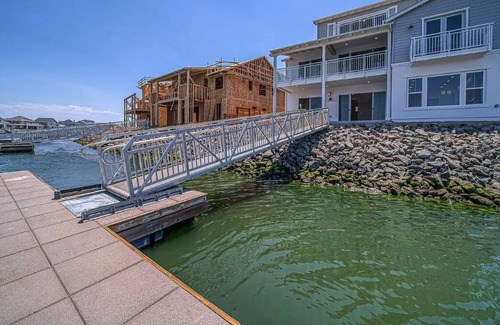 Bethel Island House | Brand new! water front 4beds/4.5 baths with loft + Crows nest in Bethel Island