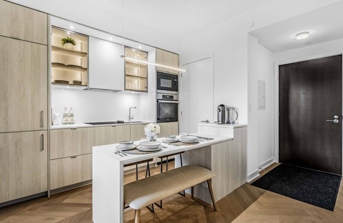 Yorkville Condo | Brand New Yorkville Condo| King Bed | Pool | Gym | Corp Ready