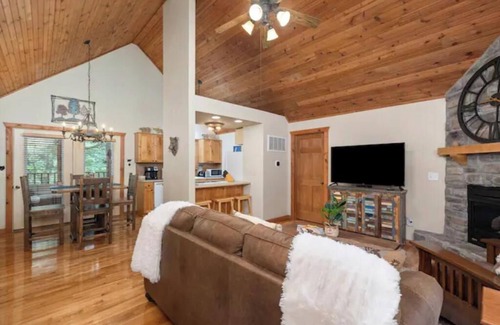 Branson West Cabin | Branson Cabin-Master Suite and Bunk Room! Resort