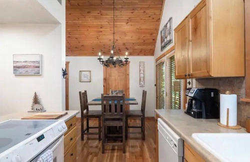 Branson West Cabin | Branson Cabin-Master Suite and Bunk Room! Resort