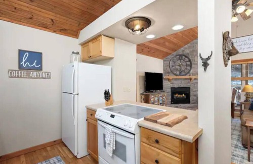 Branson West Cabin | Branson Cabin-Master Suite and Bunk Room! Resort