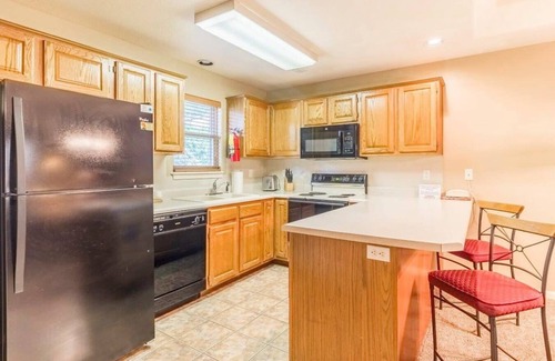 Branson West Apartment | Branson Condo at Stonebridge Golf Resort with Pool and Wi-Fi near Silver Dollar