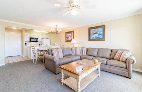 Indian Point Apartment | Branson Condo on Table Rock Lake with Pool and WiFI near Silver Dollar City