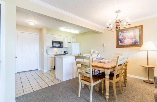 Indian Point Apartment | Branson Condo on Table Rock Lake with Pool and WiFI near Silver Dollar City