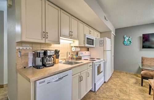 Table Rock Condo | Branson Condo w/ Shared Dock: Steps to Water!
