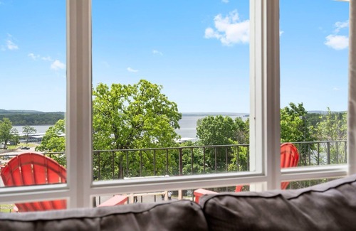 Indian Point Condo | Branson Lakeview King Suite | Steps to Swim-Up Bar & Tiki Vibes