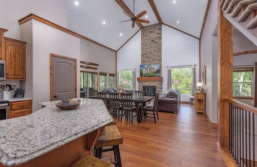 Hollister House | Branson Retreat Lodge – Hot Tub, Pools & Game Room