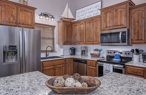 Hollister House | Branson Retreat Lodge – Hot Tub, Pools & Game Room
