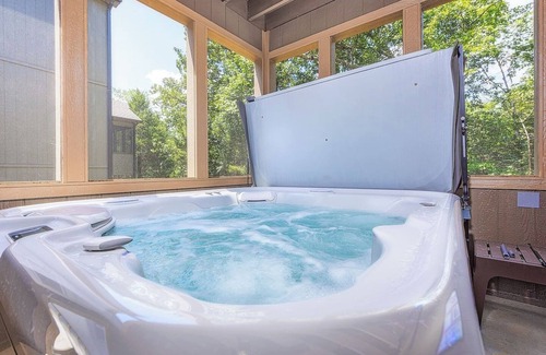 Hollister House | Branson Retreat Lodge – Hot Tub, Pools & Game Room