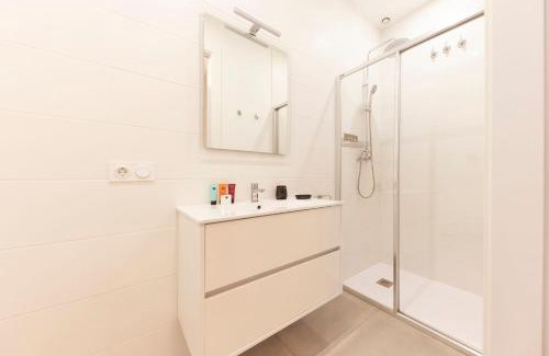 Eixample Apartment | Bravissimo Riu Onyar, modern 3 bedroom apartment