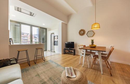 Eixample Apartment | Bravissimo Riu Onyar, modern 3 bedroom apartment