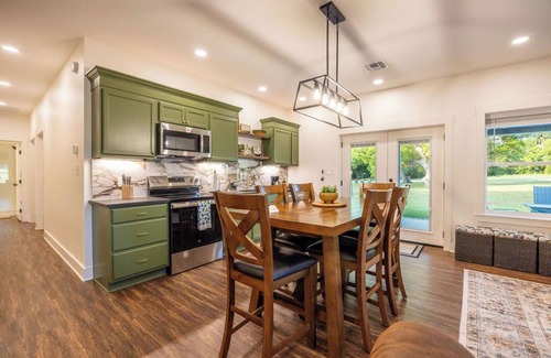 Gholson House | Brazos River Escape+Hot Tub+Pickleball+Firepit+Fishing+Kayaking+Nature Trail