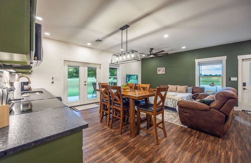 Gholson House | Brazos River Escape+Hot Tub+Pickleball+Firepit+Fishing+Kayaking+Nature Trail