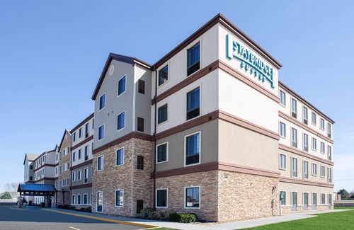 Lincoln Apartment | Breakfast, Pool, Prime Location Near UNL
