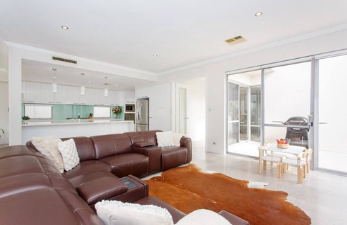 North Coogee House | Breaksea Beach House - Modern Luxury close to Fremantle