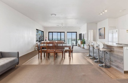 Mirrabooka House | Breath taking Bay Views Private Pad Spacious