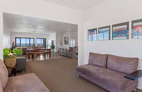 Mirrabooka House | Breath taking Bay Views Private Pad Spacious