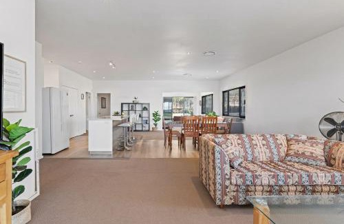 Mirrabooka House | Breath taking Bay Views Private Pad Spacious