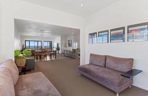 Mirrabooka House | Breath taking Bay Views Private Pad Spacious