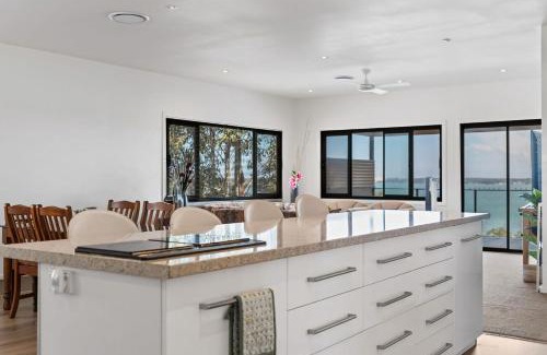 Mirrabooka House | Breath taking Bay Views Private Pad Spacious