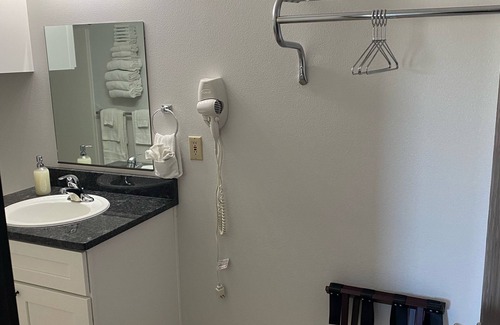 Davenport Apartment | Breath Taking view of the Lake In This Cozy Newly Remolded Room With Kitchenette