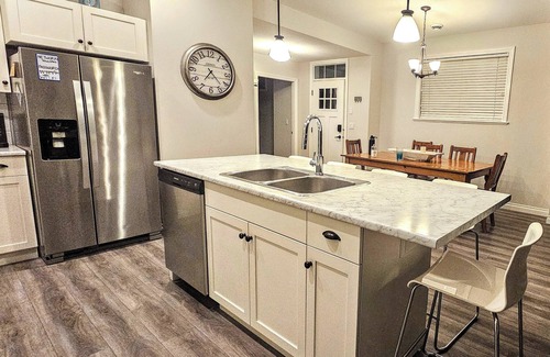 Okanagan-Similkameen Cottage | Breathe, Unwind, Explore - Beautiful and inviting cottage, steps from the lake