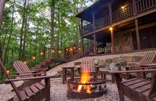 Broken Bow Cabin | Breathless Cabin Includes Free Wifi, Parking Onsite, Private Hot Tub, and BBQ by Redawning