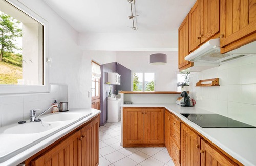 Saint-Pee-sur-Nivelle House | Breathtaking view of the Pyrenees and the Rhune ! Hillside house