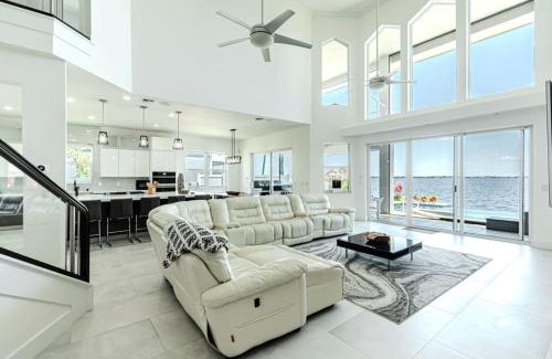 Caloosahatchee House | Breathtaking 6BD Riverfront Mansion w Pool