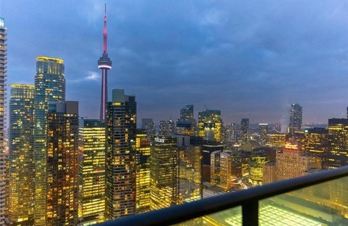 Downtown Toronto Apartment | Breathtaking CN Tower & lakeview in heart of DT