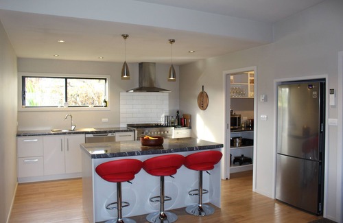 Wanaka House | Breathtaking Lake and Mountain Views in Wanaka's Peninsula Bay
