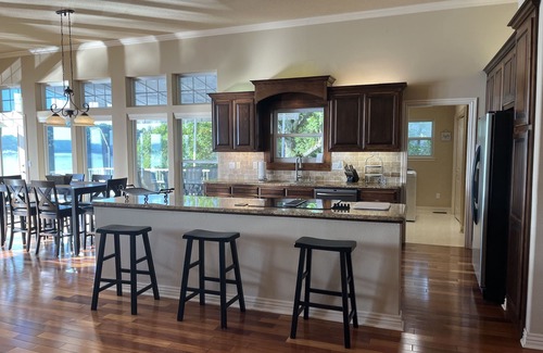 Bella Vista House | Breathtaking Lake Front Home