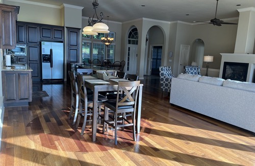Bella Vista House | Breathtaking Lake Front Home